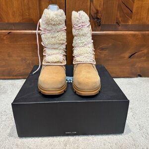 Joan of Arctic Wedge III Lace Cozy